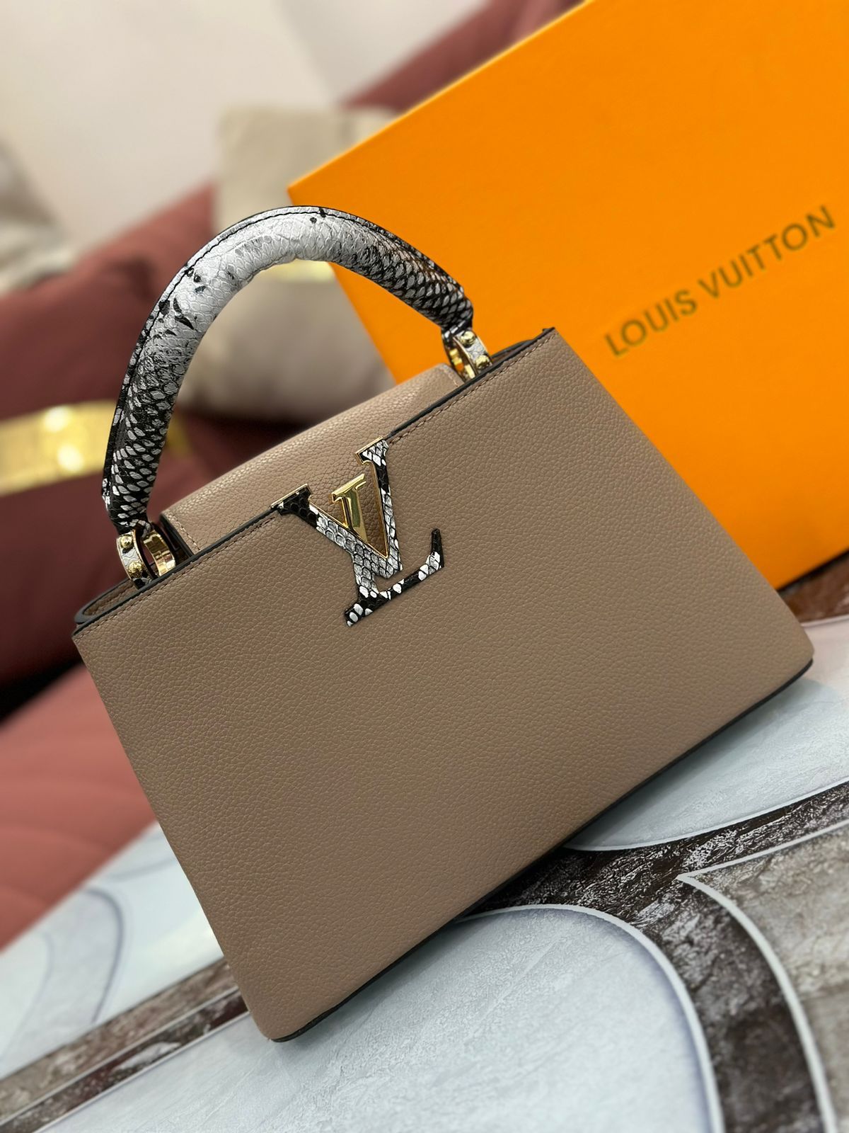 Lv(Louis Vuitton) handbag with box