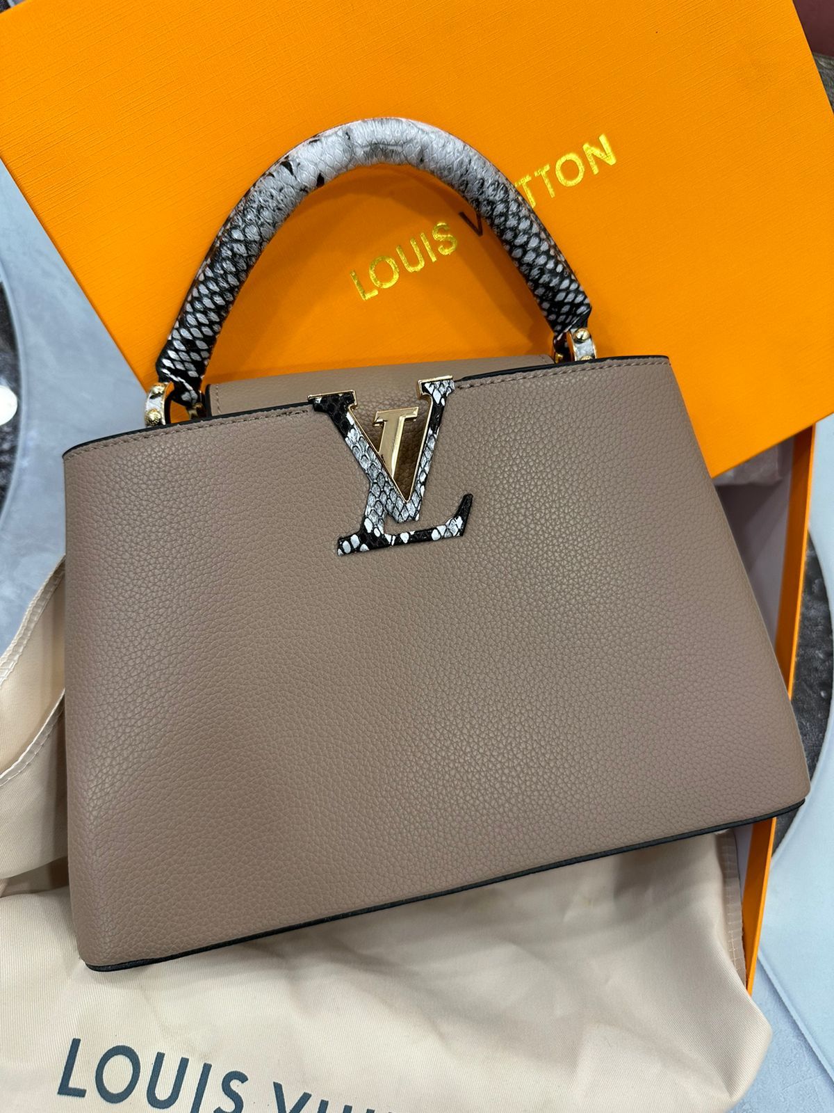 Lv(Louis Vuitton) handbag with box