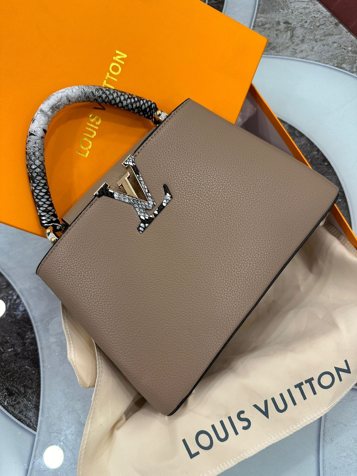 Lv(Louis Vuitton) handbag with box